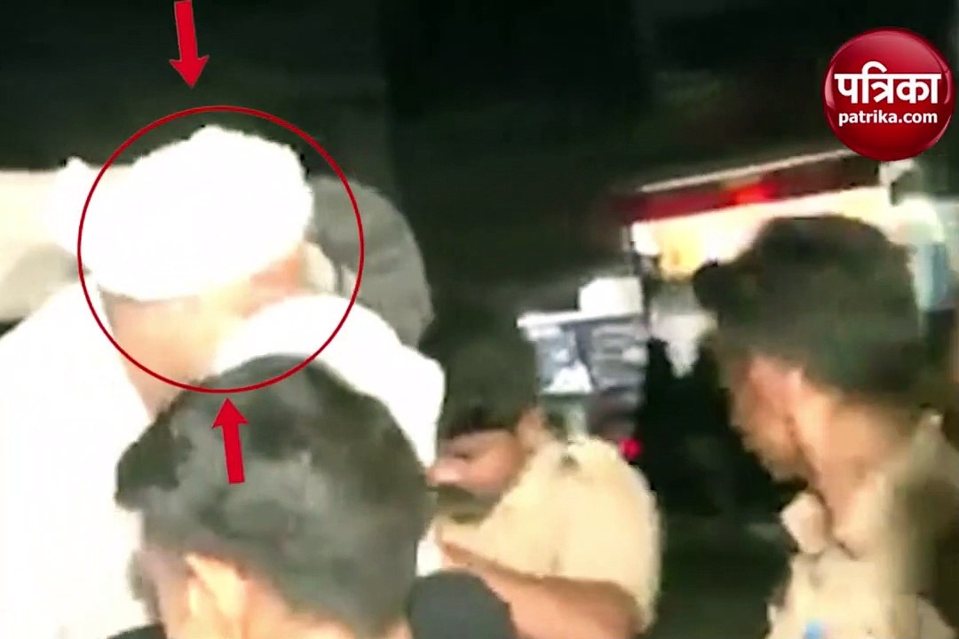 Video: कौन था वो शख्स जिससे जीप से उतारते अतीक...