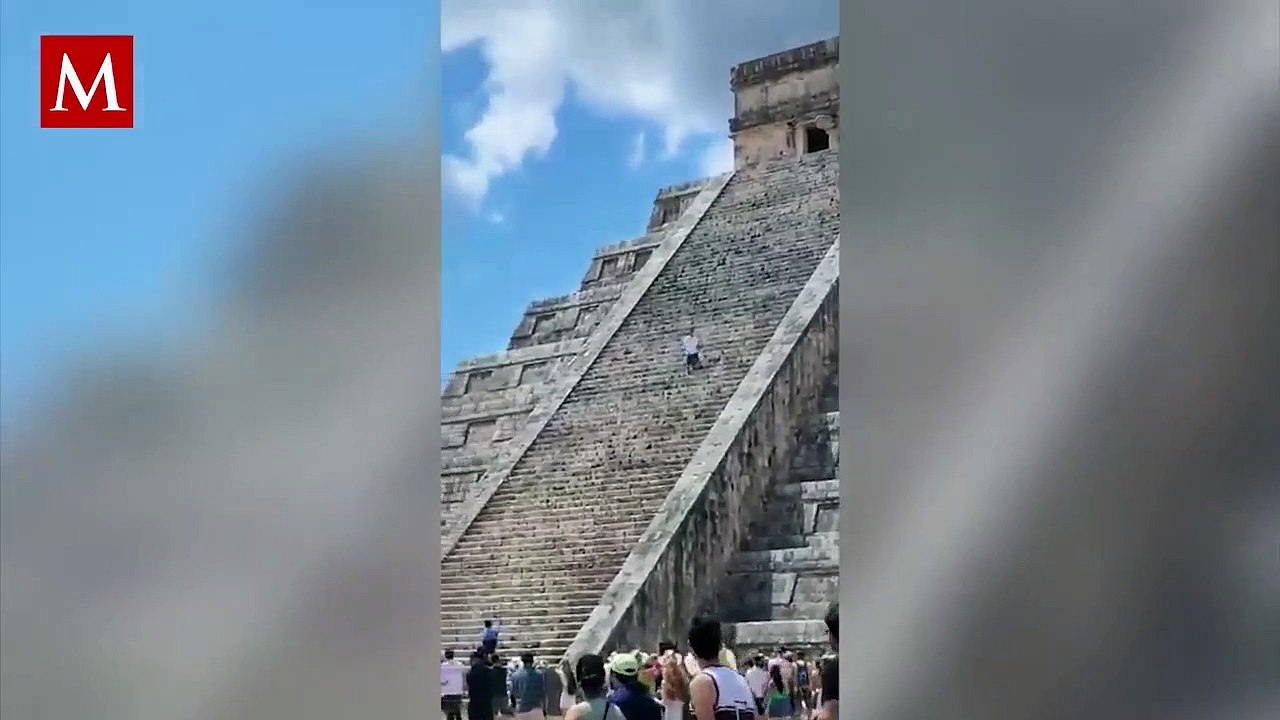 Escalada ilegal en Chichén Itzá: hombre sube la pirámide de Kukulkán