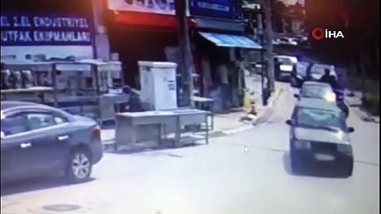 Motosikletli saldırganların 3 kişiyi yaraladığı anlar kameraya yansıdı
