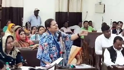 जल संकट पर हंगामा, सत्ता पक्ष और विपक्ष धरने पर बैठे- देखें वीडियो