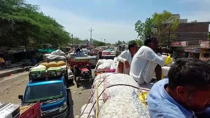 इंतजार करते-करते टूटा धैर्य तो रात को किया हंगामा, रुपए लेकर प्रवेश के लगाए आरोप, मंडी प्रशासन का दावा क्षमता से दोगुनी आवक के कारण बिगड़े इंतजाम