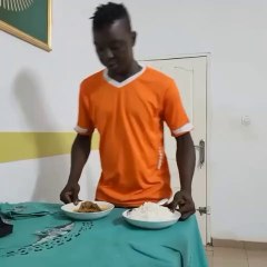 Il mange son repas