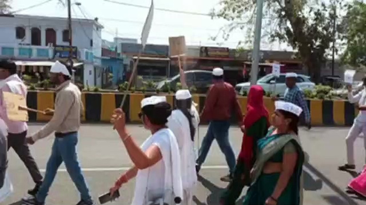 रोजगार सहायकों ने निकाली रैली, मंत्री को सौंपा ज्ञापन