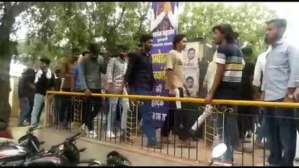 युवक की हत्या, परिजनों ने शव को कलक्ट्रेट आगे रखकर किया प्रदर्शन