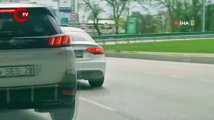 Camdan ayağını çıkaran sürücü bu kadarına da pes dedirtti