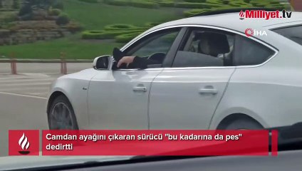 Camdan ayağını çıkaran sürücü "bu kadarına da pes" dedirtti