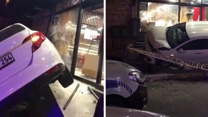 Başka bir otomobille çarpışan araç fırına daldı! 5 kişi yaralandı
