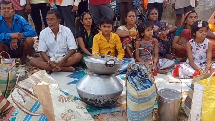 दबंगों ने सुनाया हुक्का पानी बंद का फरमान, पीड़ित परिवारों ने कलेक्टर से लगाईं मदद की गुहार, देखें Video