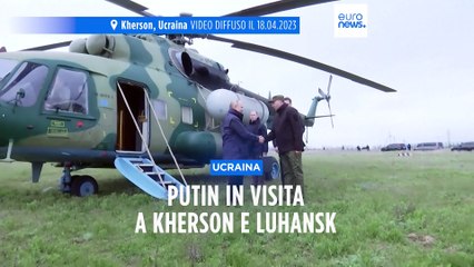 Descargar video: Ucraina: il presidente russo Putin visita una base militare vicino Kherson