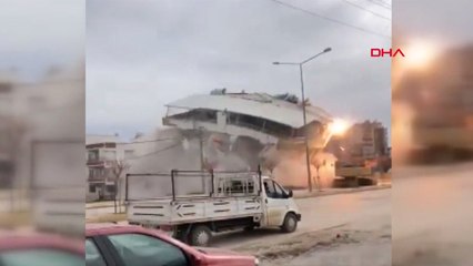 Adıyaman'da ağır hasarlı bina yıkım sırasında böyle çöktü