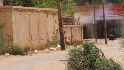 '유혈 충돌' 수단에서 美 외교 차량 공격받아..."탑승자 모두 안전" / YTN