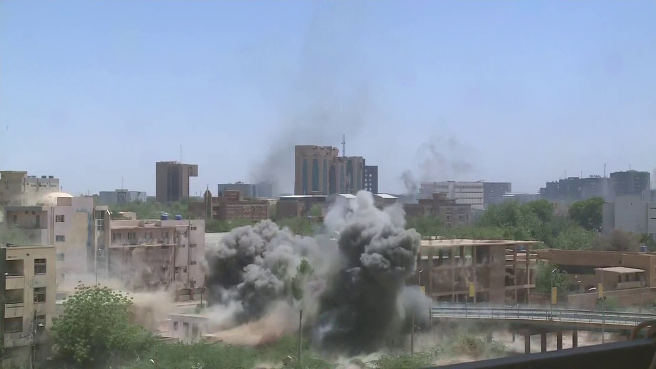 مشاهد مباشرة لانفجارات قوية بالقرب من مقر القيادة العامة للجيش في الخرطوم