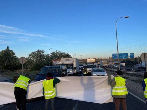 Activistas de Futuro Vegetal cortan el acceso a Mercamadrid provocando retenciones en la M40