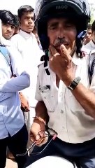 Video: मंत्री जी की कोठी पर आ जाना, सुनकर सड़क पर ही रो पड़ा ट्रैफिक पुलिसकर्मी, जाने क्या है राज