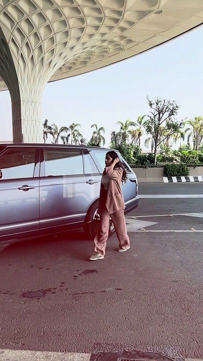 Janhvi Kapoor Papped With Rumored BF Shikhar Pahariya At Mumbai Airpor