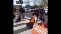 Ultima Generazione, nuovo blocco del traffico a Roma: interviene la polizia - Video