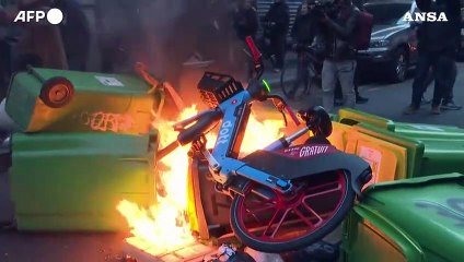 I manifestanti bruciano i bidoni della spazzatura, proseguono le tensioni in Francia