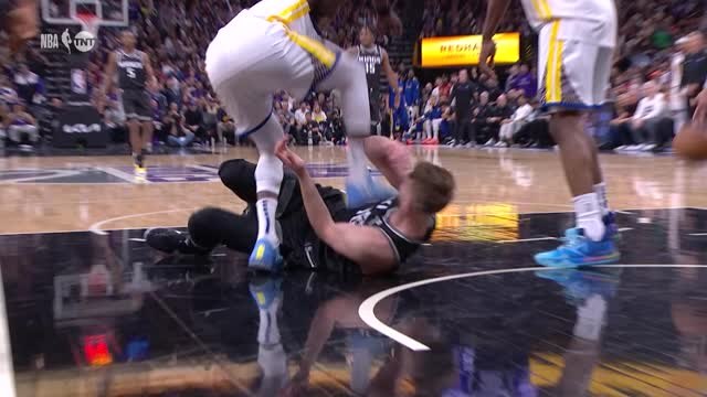 Draymond Green ejected for stamping on Kings' Sabonis