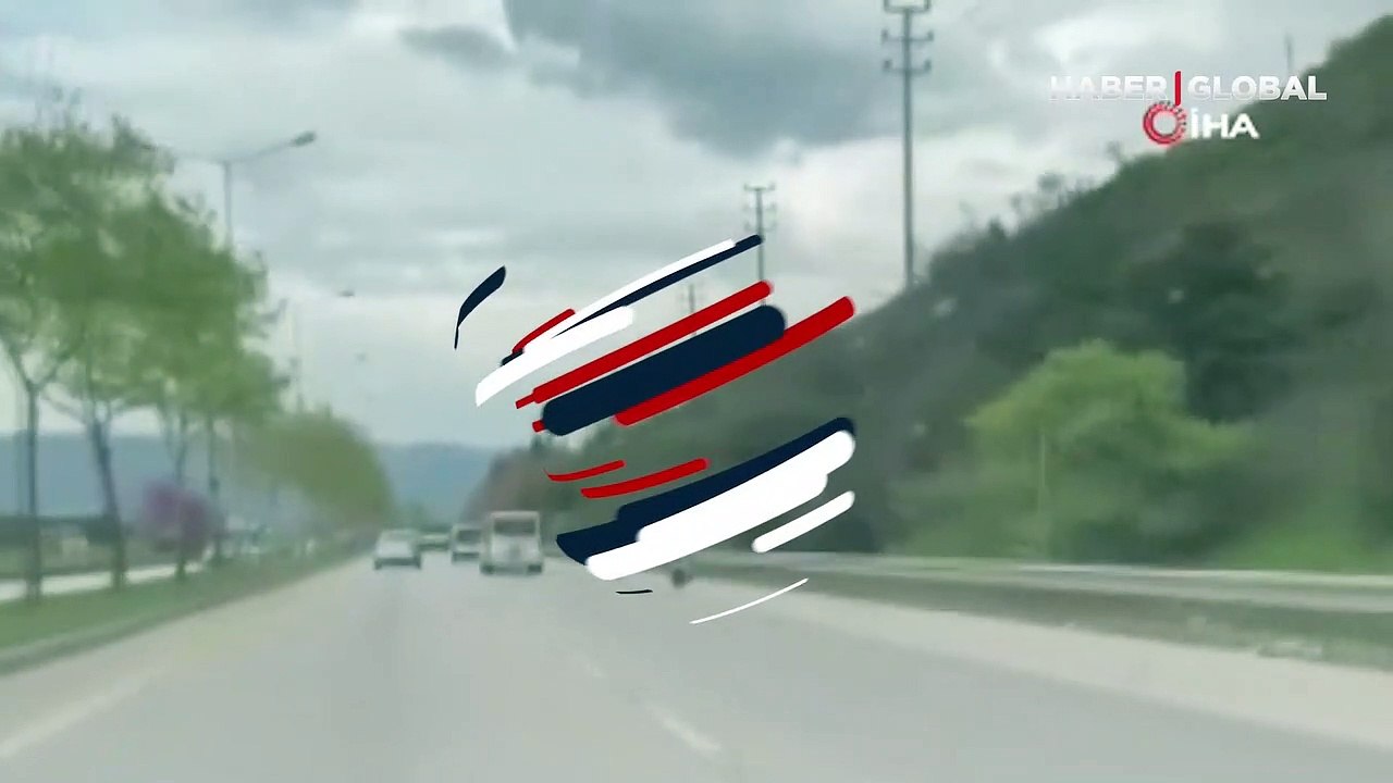 Dehşete düşüren anlar... Bursa'da canını hiçe saydı, motosikletin üzerinde uzanarak seyretti