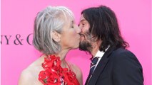 GALA VIDÉO – Keanu Reeves embrasse sa compagne Alexandra Grant sur tapis rouge… et enflamme la toile !