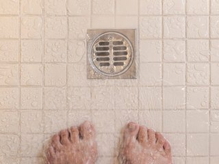 Stinkende Dusche? Diese einfachen Hausmittel helfen