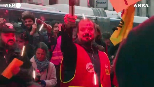 Francia, riforma pensioni: proteste a suon di pentole mentre parla Macron