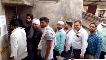 अलीगढ़: चिलचिलाती धूप में नगर निकाय चुनाव का पर्चा खरीदते नजर आए प्रत्याशी