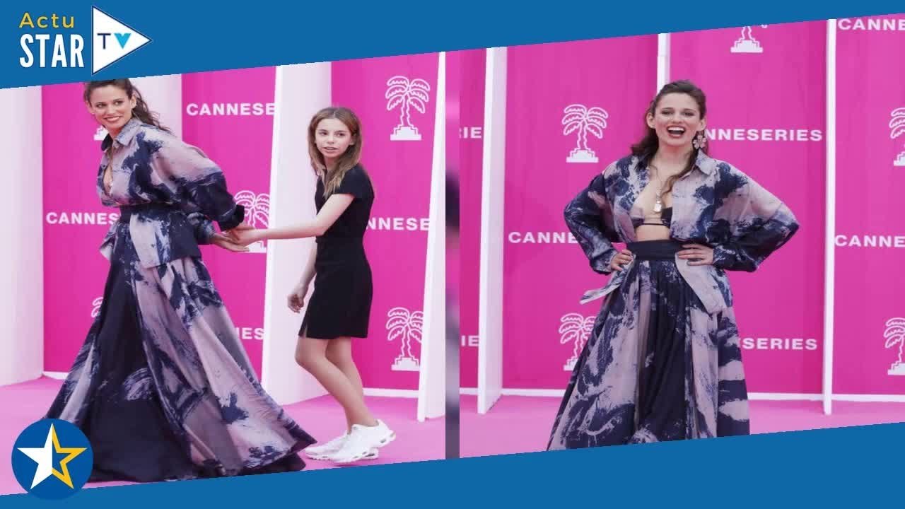 Lucie Lucas avec sa fille Lilou sur le tapis rouge : petite robe noire et baskets, l'adolescente a f