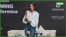 Michelle Yeoh encourage les femmes à ne pas se laisser 