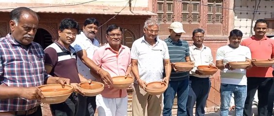 पक्षियों के लिए दाना-पानी की व्यवस्था