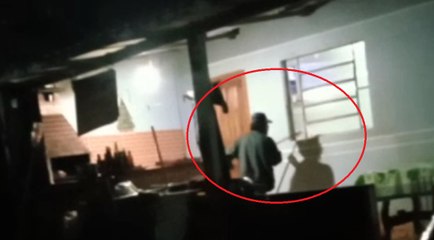 Mulher chega em casa e flagra tentativa de invasão com vassoura; vídeo