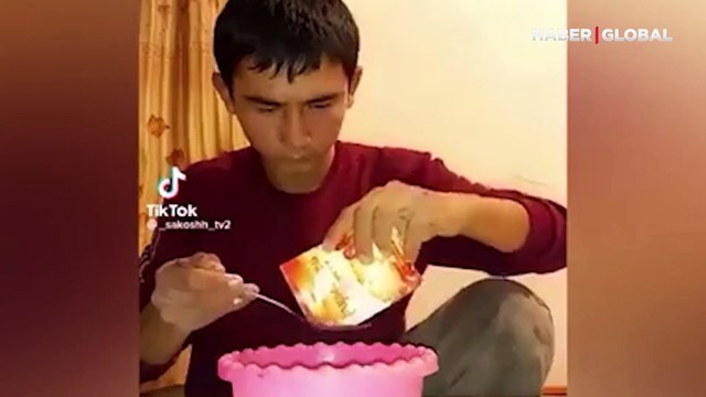 Doğum gününü tek başına kutlayan gencin görüntüleri izleyenleri duygulandırdı