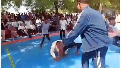 बच्चों के बीच पहुंचे विधायक, कबड्डी में आजमाए हाथ