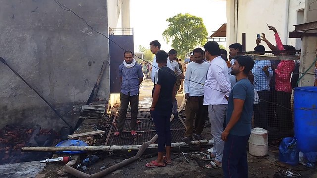 हलवाई के गोदाम में लगी आग, लाखों का सामान खाक...देखें वीडियो