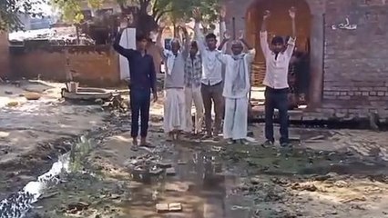 मैनपुरी: गंदगी के चलते नारकीय जीवन जीने को मजबूर हुए ग्रामीण, देखें वीडियो