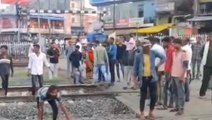 Viral: रेलवे ट्रैक पर लेटा युवक,किया हाई वोल्टेज ड्रामा,ऐसे बचाई लोगों ने जान