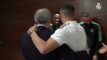 Pérez saluda a los jugadores del Real Madrid en las horas previas del partido contra el Chelsea