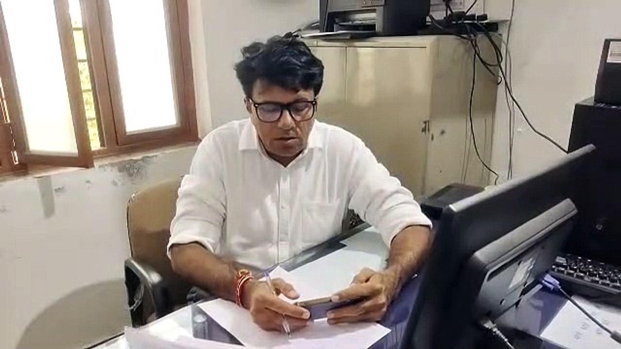 सहकारिता विभाग का बाबू 50 हजार रुपए की रिश्वत ल...