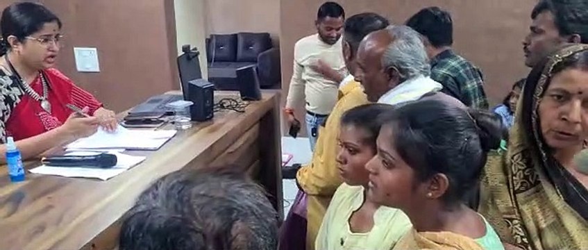 गांव के एक परिवार से प्रताडि़त ग्रामीण पहुंचे कलेक्टर कार्यालय कार्रवाई की मांग को लेकर सौंपा आवेदन