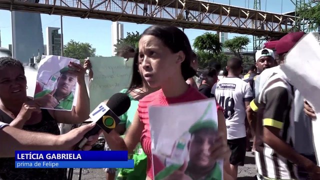 Moradores fazem protesto contra prisão de jovem e fecham Avenida Agamenon Magalhães