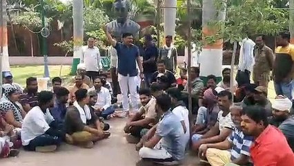 ठेका सिस्टम बंद करने,समय पर वेतन और रेगुलर करने नपा में दिया धरना