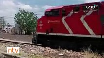 ¡Aguas, aguas!: Un camión es embestido por un tren en México