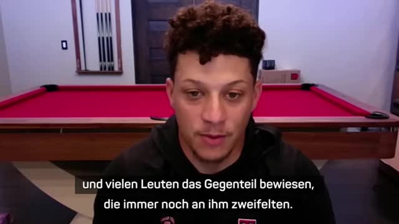 Mahomes gratuliert Hurt zum Rekordvertrag