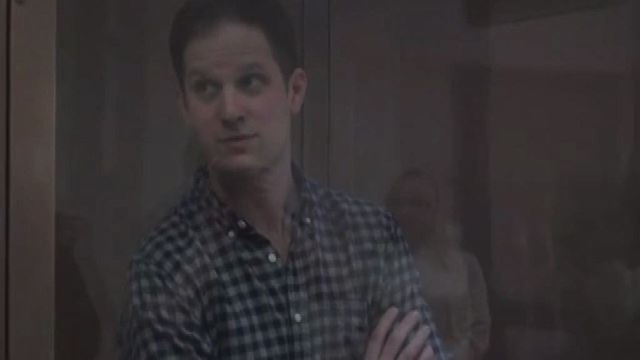 Il giornalista Usa Evan Gershkovich appare in aula a Mosca