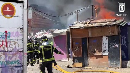 Un incendio arrasa varias chabolas en la Cañada Real
