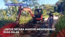 Tak Kunjung Diperbaiki, Jalan Rusak di Lampung Ditambal Warga Secara Sukarela