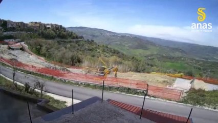 Télécharger la video: Demolizione vecchio viadotto lungo statale in provincia di Benevento