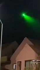 ¿OVNI? Captan en video objeto extraño sobrevolando el cielo de noche