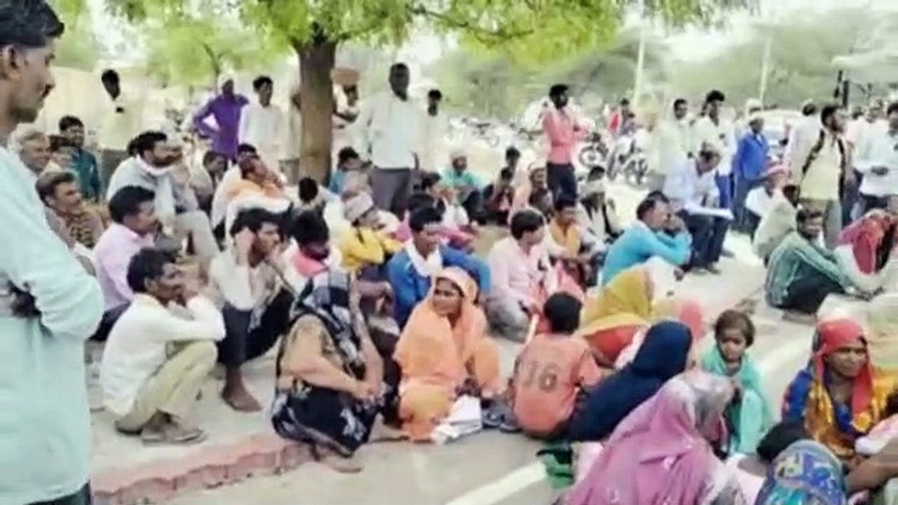 मजदूरी बढ़ाने के समझौते को लागू करने की मांग, रोष मार्च निकाला, धरना दिया