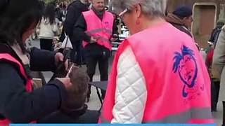 A Lyon, ils coiffent gratuitement les SDF dans la rue